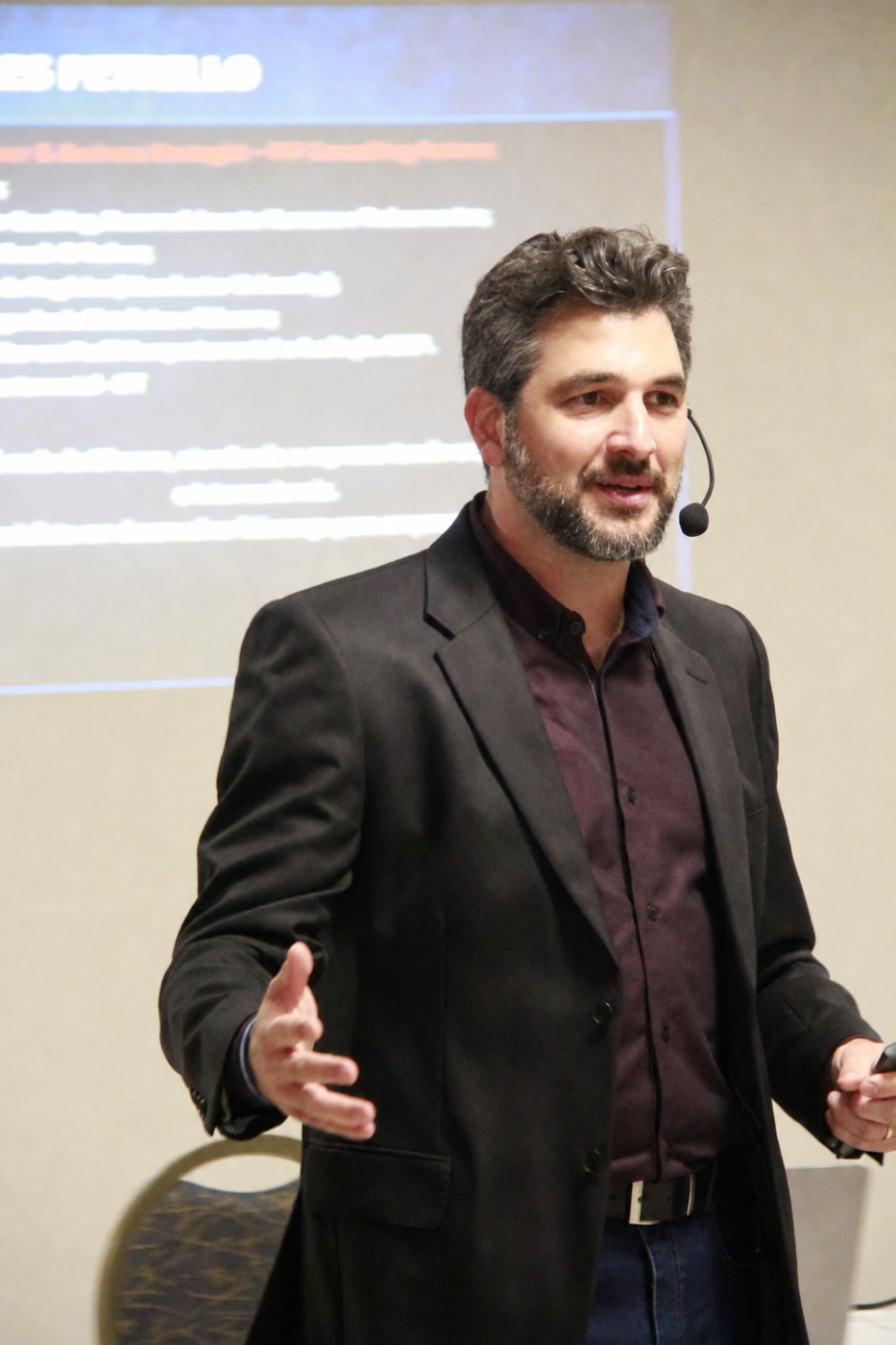 Charles Petrillo ministrando palestra com headset